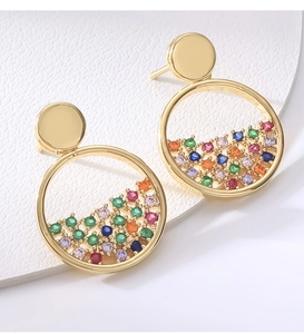 Vista dettagliata di orecchini d'oro circolari con micro-incastonatura di zirconi colorati