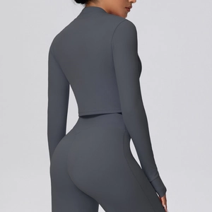 Rückansicht eines dunkelgrauen Yoga-Sets mit hoher Taille und kurzem Oberteil im Detail