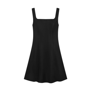 Elegante abito nero senza maniche a trapezio con scollo quadrato classico pulito