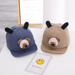Détail de casquettes bébé en velours côtelé avec décor d'ours 3D et oreilles