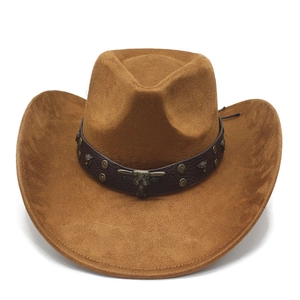 Détail d'un chapeau de cow-boy en daim avec boucle tête de taureau bronze et clous