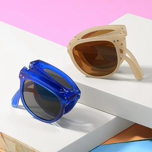 Lunettes de soleil pliables légères UV400 pour enfants en bleu et beige sur plateforme