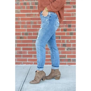 Jean skinny femme bleu clair avec détails déchirés et taille mi-haute pour un look urbain