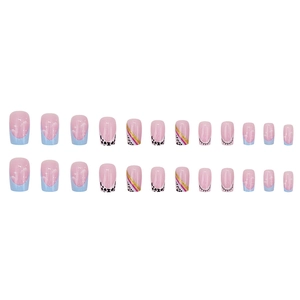 Faux ongles style français avec motifs vache colorés et ciel arc-en-ciel, forme carrée