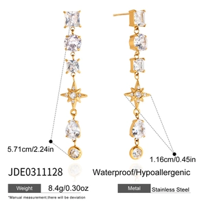 Détail de boucles d'oreilles étoile en acier doré 18K avec zircons brillants