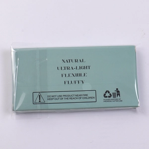 Nahaufnahme der 3D synthetischen Wimpern in einer blaugrünen Einzelhandelsverpackung