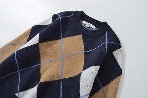 Detailaufnahme des dunkelblauen und braunen Argyle-Strickpullovers mit Etikett Größe S
