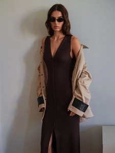 Détails de la robe en tricot marron à col en V avec boutons et veste assortie