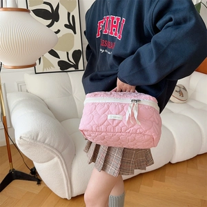 Beauty case rosa trapuntato a cuori con cerniera a nastro e manico superiore comodo