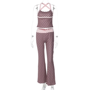 Détail d'un haut licou à pois et d'un pantalon évasé assorti sur un mannequin fantôme