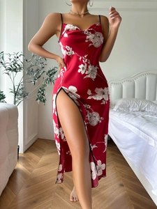 Détail de la robe nuisette en satin rouge à fleurs avec fente latérale et fines bretelles