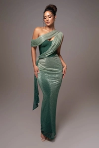 Détail de la robe de soirée en satin vert foncé avec épaule froncée et fini métallique
