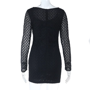 Detalle de la cremallera trasera invisible en el vestido mini negro de manga larga con encaje