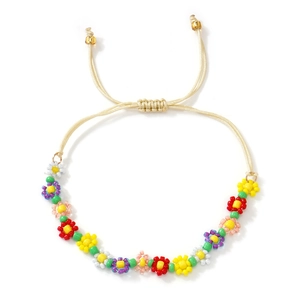 Handgemaakte kleurrijke kralenarmband met bloemenpatroon en verstelbaar gevlochten koord