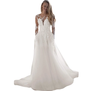 Robe de mariée élégante en dentelle à col en V profond avec manches transparentes et traîne
