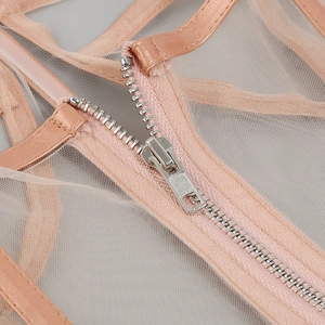 Detail aus rosafarbenem Netzstoff mit hochwertigem Metallreißverschluss am Chiffon-Set