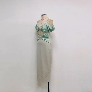 Robe midi chic vert menthe et gris avec découpes à la taille et anneau métal