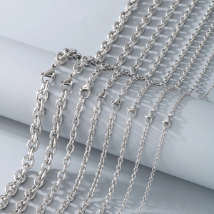 Détail de plusieurs colliers en acier inoxydable argenté de différentes épaisseurs