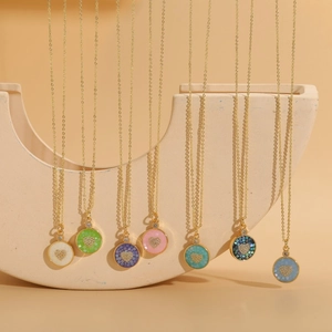 Colliers avec pendentifs cœur colorés en finition dorée avec diverses couleurs d'émail