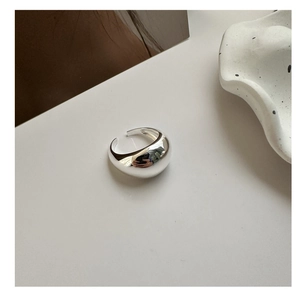 Primo piano dettagliato di un anello a fascia aperta regolabile in argento sterling S925