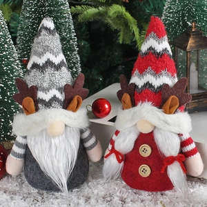 Deux gnomes de Noël avec bois de renne et chapeaux pointus en décor de fête
