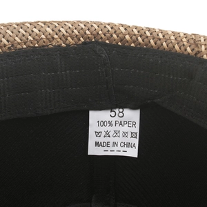 Détail macro d'un chapeau fedora en paille pour homme montrant l'étiquette de taille 58