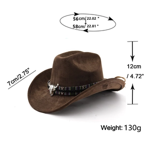 Détail du chapeau de cowboy en daim marron avec ruban ethnique et ornement crâne argenté