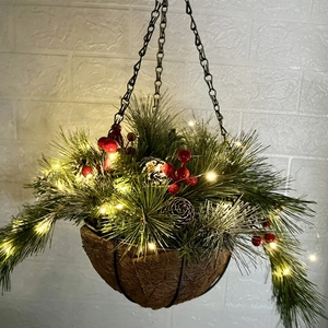 Panier de Noël suspendu avec lumières LED, aiguilles de pin, baies et pommes de pin