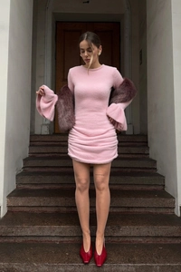Détail de la robe en maille rose à manches évasées et texture thermique brossée