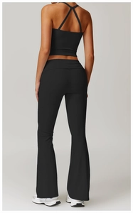 Détail de l'ensemble de yoga avec dos croisé et pantalon évasé en tissu brossé