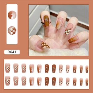Kit de faux ongles damier marron moka avec dégradé et détails de lignes métalliques
