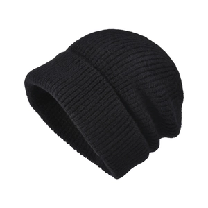 Berretto classico in maglia a coste nere con risvolto per calore e comfort invernali