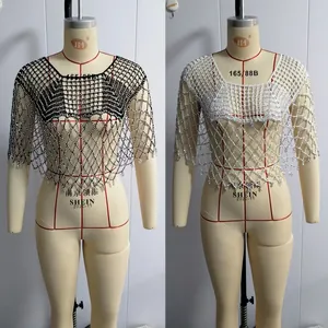 Détail de la chaîne de corps en maille perlée avec motifs losanges et franges de perles