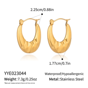 Detailed dimensions and specs of U-shaped gold earrings with diamond-cut texture