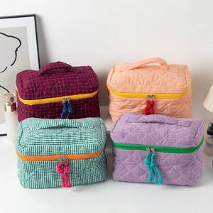 Large Capacity Quilted Checkered Makeup Bag Portable Travel Toiletry Organizer With Top Handle For Women