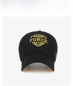 Détail de la broderie 3D jaune et du bord contrasté d'une casquette en coton noir