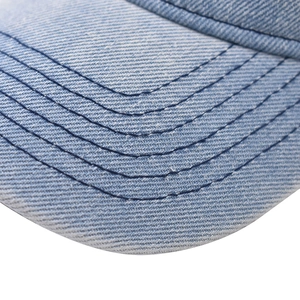 Gros plan sur les six coutures du bord d'une casquette de baseball en jean délavé bleu