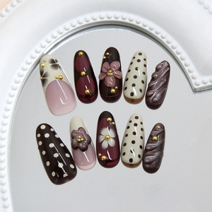 Handgefertigte Kunstnägel mit 3D-Blumenrelief, Cat-Eye-Struktur und Perlenakzenten