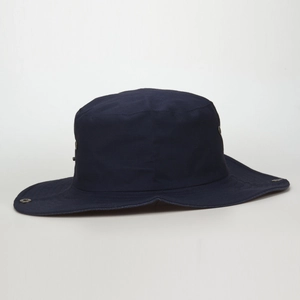 Détail du chapeau de soleil en toile bleu marine avec œillets métalliques et bord large