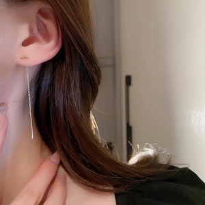 Boucles d'oreilles traversantes dorées élégantes avec barre minimaliste pour femme