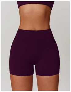 Gros plan du short de yoga taille haute prune avec coutures plates et tissu mat de qualité