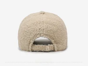 Détail de la boucle en métal et de la laine d'agneau chaude sur la casquette beige