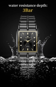 Détail d'étanchéité de la montre à quartz carrée noir et or avec effet d'éclaboussures