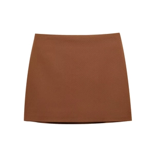 Vue détaillée d'une mini-jupe marron taille haute coupe trapèze en tissu texturé