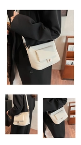 Détail du sac à bandoulière en velours côtelé blanc avec texture et fermoir doré