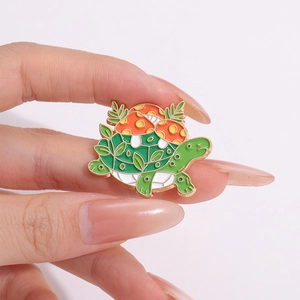 Broche mignonne tortue verte en émail avec champignons rouges et lignes dorées fines