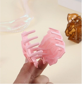 Détail des dents internes et du design rose 3D rose d'une pince à cheveux pour femmes