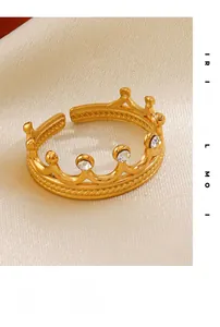 Vue macro d'une bague couronne dorée avec zircons et texture de corde sur soie