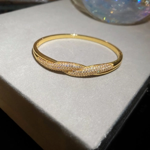 Gros plan sur le bracelet torsadé plaqué or 18 carats avec pavé de zircons fins