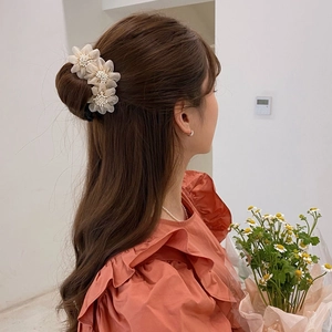 Accessorio per capelli con tre fiori beige 3D e perle per uno chignon elegante